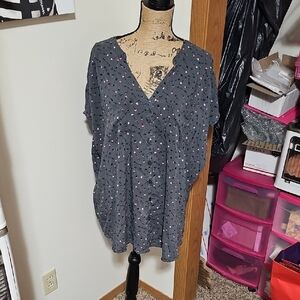 Torrid Size 4 Grey Top With Arrow Pattern.